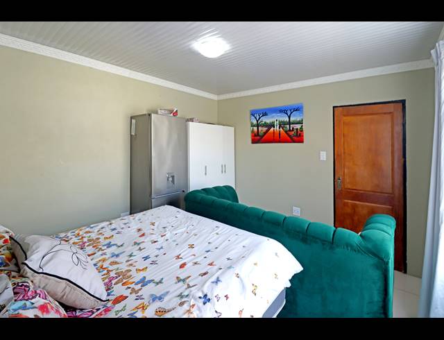 4 BEDROOM HOUSE FOR SALE IN COSMO CITY